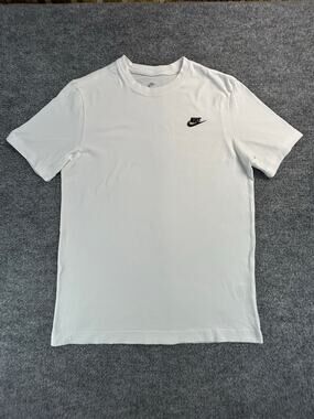 Nike Sportswear Futura Logo T-Shirt Men's Medium White Embroidered Swoosh Tee